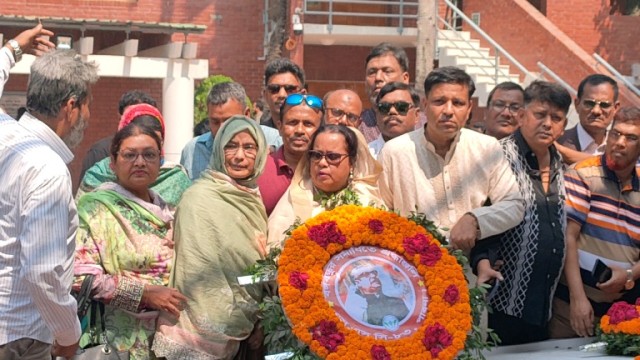 টুঙ্গিপাড়ায় জাতির পিতার সমাধিতে সংরক্ষণ মহিলা আসন ৪২ এর সংসদ সদস্য নাদিরা ইয়াসমিন জলি শ্রদ্ধা নিবেদন করেন।