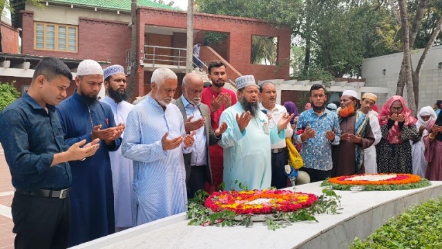 মৌছা আমেনা হাকিম দাখিল মাদ্রাসা এর প্রতিষ্ঠাতা সভাপতি আলহাজ্ব আব্দুর রাজ্জাক খান এর নেতৃত্বে শ্রদ্ধা।