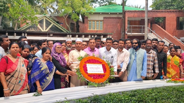 জাতীয়করণ বঞ্চিত শিক্ষক সমিতির নেতৃবৃন্দ জাতির পিতার সমাধিতে শ্রদ্ধা নিবেদন করেন।