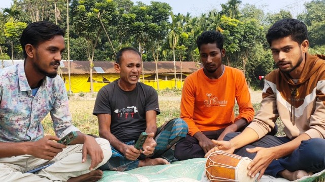 নিজের লেখা গান ব্যবহার করে অন্যরা সুফল পেলেও ভাগ্য ফেরেনি উজ্জ্বলের