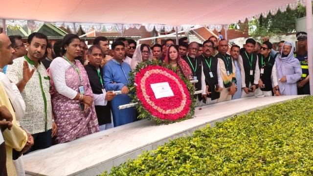 টুঙ্গিপাড়ায় বাংলাদেশ আওয়ামী লীগের কৃষি ও সমবায় বিষয়ক উপকমিটির শ্রদ্ধা