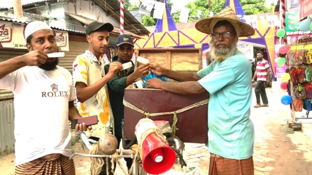 আইসক্রিম বিক্রি করেই চলে যার সংসার