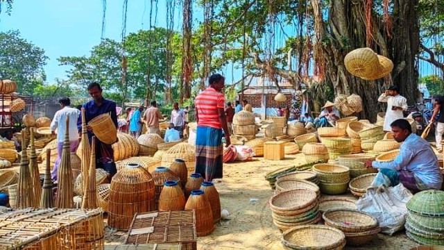 খলশানি বিক্রির ধুম পড়েছে আত্রাইয়ের হাট-বাজারে