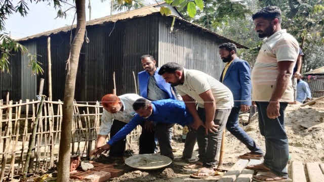 প্রধান মন্ত্রীর নামে গৃহহীনদের ঘর দিচ্ছেন প্রতিমন্ত্রী জাকির হোসেনের পুত্র।