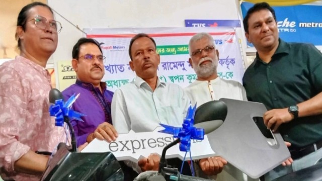 নড়াইলে লাঞ্ছিত হওয়া সেই অধ্যক্ষ স্বপন কুমার বিশ্বাসকে টিভিএস মোটরসাইকেল উপহার দিলেন নাট্যকার রামেন্দু মজুমদার।