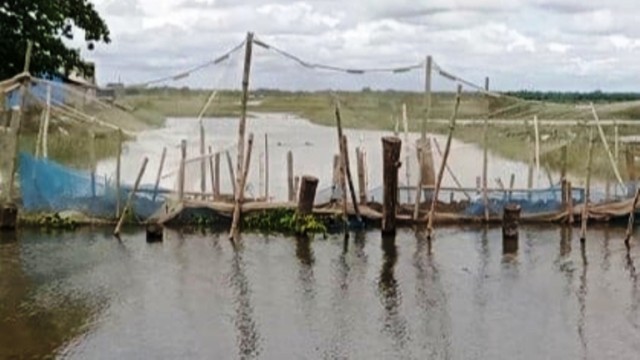 নড়াইলে সরকারি খালে পানির গতিপথ বন্ধ করে রাস্তা নির্মাণ