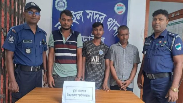 নড়াইলে পুলিশের অভিযানে চোরাই মালামালসহ তিন চোর গ্রেফতার