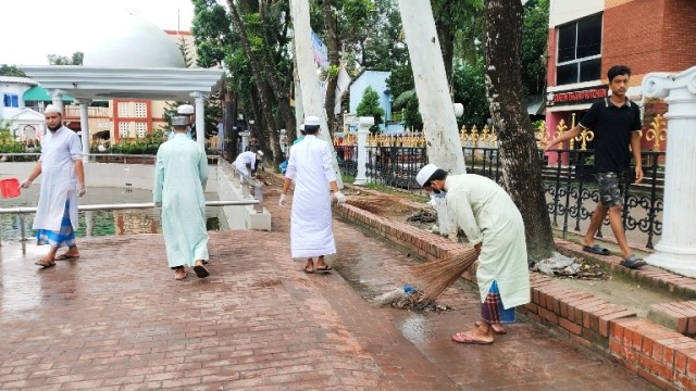 ভোলায় গুরুত্বপূর্ণ স্থাপনা পরিস্কার ও ট্রাফিকের দায়িত্বে শিক্ষার্থীরা 