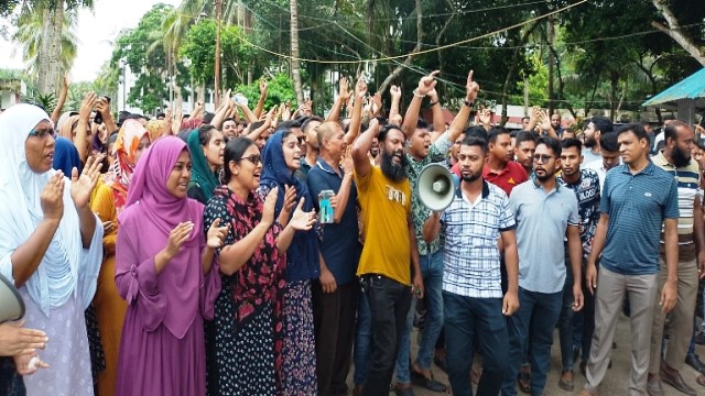 নড়াইলে পুলিশ সদস্যরা নিরাপত্তাসহ কয়েকটি দাবিতে কর্মবিরতি ও বিক্ষোভ মিছিল