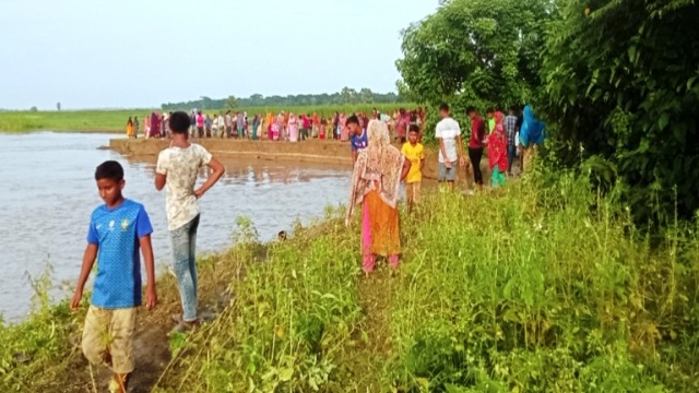 নড়াইলের ওপর দিয়ে প্রবাহিত প্রমত্তা মধুমতি নদী ভাঙনের কবলে