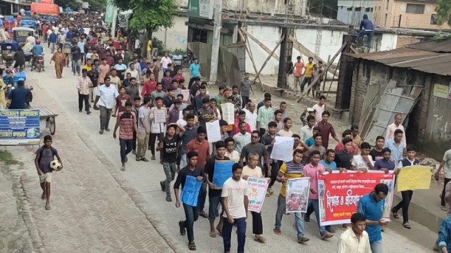 হিন্দু সম্প্রদায়ের ওপর হামলার প্রতিবাদে ডোমারে বিক্ষোভ অনুষ্ঠিত 