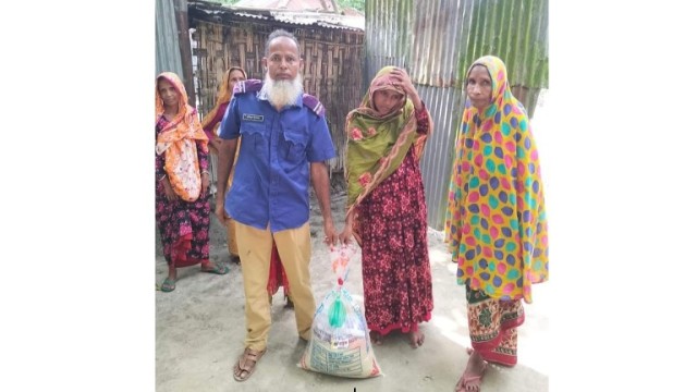 বৈষম্য বিরোধী ছাত্র আন্দোলনে নিহত রাজমিস্ত্রির অন্তঃসত্ত্বা স্ত্রীকে খাদ্য সামগ্রী দিলেন ইউনিয়ন চেয়ারম্যান সাইদুর রহমান।