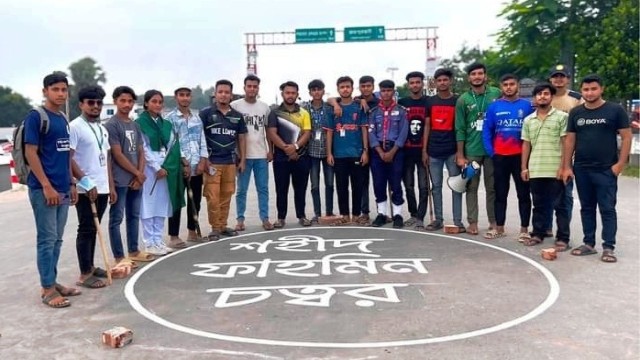 আত্রাইয়ে শিক্ষার্থীদের রংতুলির ছোঁয়ায় শহীদ ফাহমিন গোলচত্বর