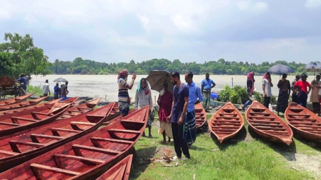 নড়াইলে বর্ষা মৌসুমে নৌকা বিক্রির হাট