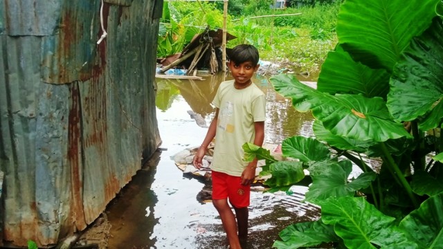 নড়াইলে রাতভর ভারী বৃষ্টিতে মুচিপোলসহ শহরের ঘরবাড়িতে ঢুকেছে পড়েছে জল