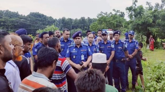 নড়াইলের দুই ভাই হত্যা ঘটনাস্থল পরিদর্শন করলেন অতিরিক্ত ডিআইজি ক্রাইম ম্যানেজমেন্ট জয়দেব চৌধুরী