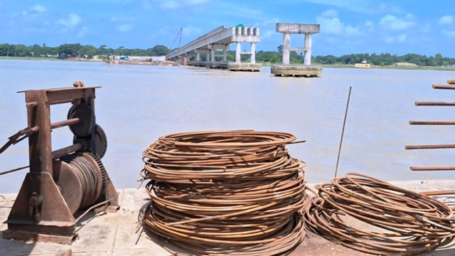 নড়াইলের নবগঙ্গা নদীর উপর বারইপাড়া সেতুর নকশা জটিলতায় 