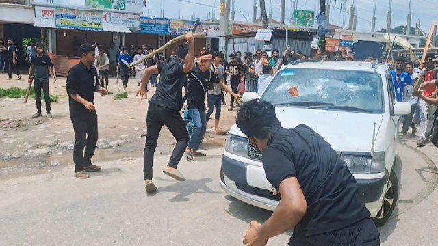 নড়াইলে পুলিশের গাড়ী,বক্স ভাংচুর অগ্নিসংযোগে সদর থানায় মামলা