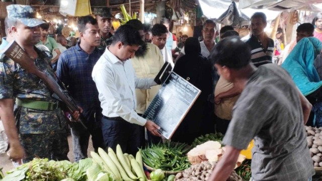 নড়াইলে দ্রব্যমূল্য নিয়ন্ত্রণে রূপগঞ্জ বাজারে অনিয়ম করায় ৩ ব্যবসায়ীকে জরিমানা