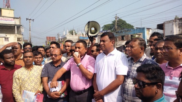 পলাশবাড়ীতে যুবদলের পথসভা ও লিফলেট বিতারণ অনুষ্ঠিত