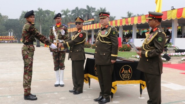 বগুড়ায় সেনাবাহিনী প্রধান কুচকাওয়াজ অনুষ্ঠিত