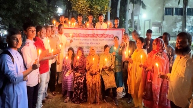 সড়ক দুর্ঘটনায় নিহতদের স্মরণে বগুড়ায় মোমবাতি প্রজ্জ্বলন