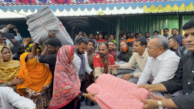 বগুড়ায় চরাঞ্চলের শীতার্ত মানুষের মাঝে যুবদলের শীতবস্ত্র বিতরণ