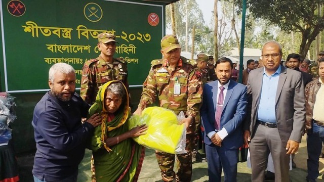 কুড়িগ্রামের অসহায় ও শীতার্ত মানুষের মাঝে সেনাবাহিনীর শীতবস্ত্র বিতরণ।