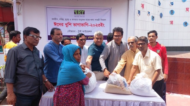 কুড়িগ্রামে ট্রাই ফাউন্ডেশনের উদ্যোগে দরিদ্র মানুষের মাঝে খাদ্য সহায়তা প্রদান।