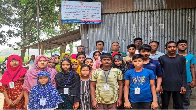 ঝড়ে পড়া শিশুদের শিক্ষা কার্যক্রম বন্ধের উপক্রম,প্রায় সাত মাস বেতন-ভাতা বন্ধ,বিপাকে কুড়িগ্রামের পাঁচ শতাধিক শিক্ষক-কর্মকতার্।