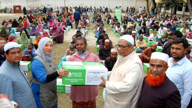 বগুড়ায় মুসলিম এইডের শীতকালীন উপহার বিতরণ