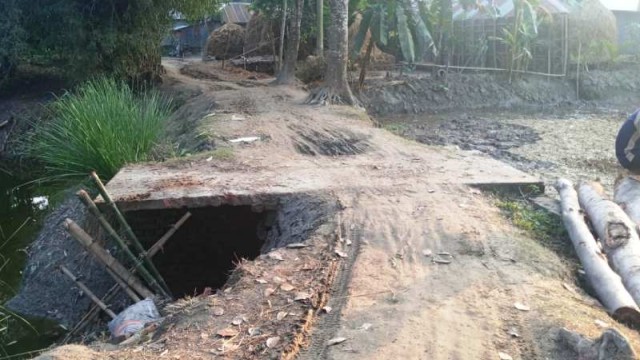 ঝুঁকিপূন কালভাটের্র ওপর দিয়ে চলাচল,ভোগান্তিতে পড়েছে এলাকাবাসী 