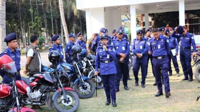 নড়াইলে পুলিশ সদস্যদের উদ্দেশ্যে : এসপি সাদিরা খাতুন নিজেরা ট্রাফিক আইন মেনে চলুন, অন্যকে উৎসাহিত করুন।