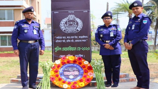 নড়াইলে পুলিশ স্মৃতিস্তম্ভে পুষ্পস্তবক অর্পণ করেন এসপি মোসাঃ সাদিরা খাতুন