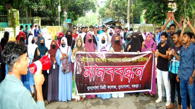 বগুড়ায় নুনগোলা ডিগ্রি কলেজের অধ্যক্ষের পদত্যাগের দাবীতে সড়ক অবরোধ