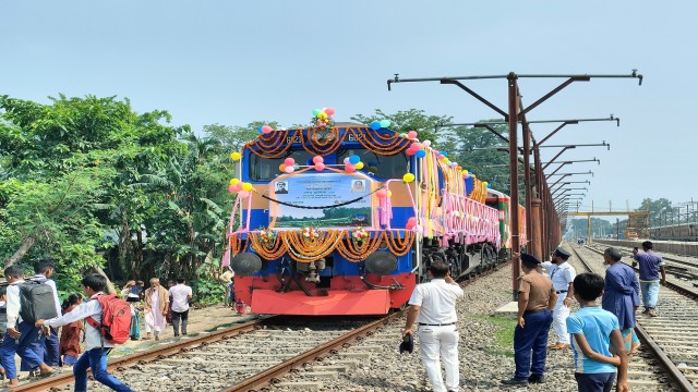 প্রধানমন্ত্রীর হুইসেলেই চলা শুরু করলো ‘চিলাহাটি এক্সপ্রেস’।