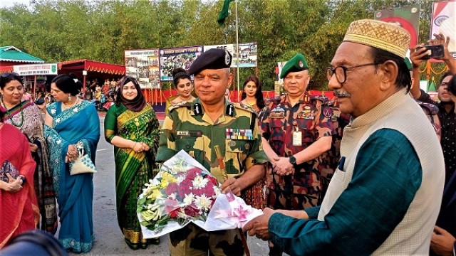 মহান স্বাধীনতা দিবস উপলক্ষে পঞ্চগড়ে বিজিবি-বিএসএফের যৌথ রিট্রিট সেরিমনি প্যারেড অনুষ্ঠিত।