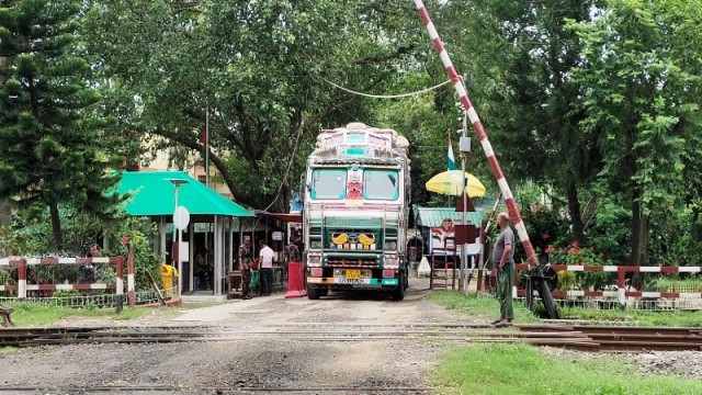 হিলি স্থলবন্দরে আমদানি-রপ্তানি শুরু  