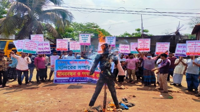 শরীয়তপুরের বুুড়িরহাটে মন্দির রক্ষার দাবিতে মানববন্ধন ও বিক্ষোভ সমাবেশ।