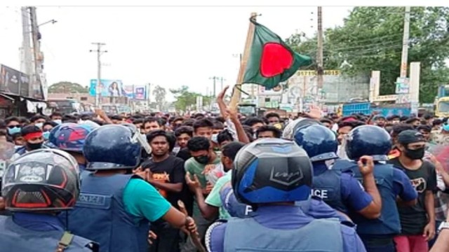 শিক্ষার্থীদের বিক্ষোভ,পুলিশের সঙ্গে পাল্টাপাল্টি ধাওয়া