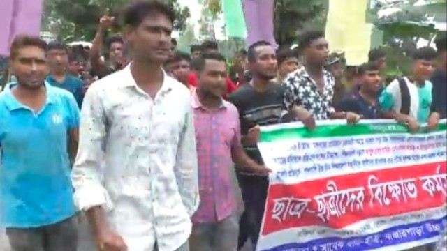 ভারপ্রাপ্ত প্রধান শিক্ষক ও শিক্ষার্থীদের উপর হামলার প্রতিবাদে বিক্ষোভ মিছিল ও মানববন্ধন 