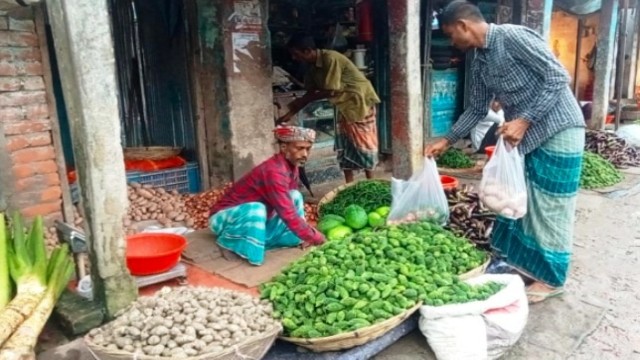 হাট-বাজারে লাফিয়ে বাড়ছে শাক-সবজির দাম