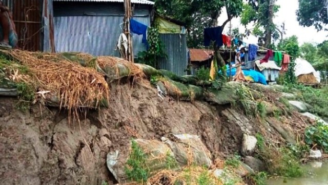 সাদুল্লাপুরে ধসে যাচ্ছে জিও ব্যাগ,ভাঙন ঝুঁকিতে ৩০ পরিবার