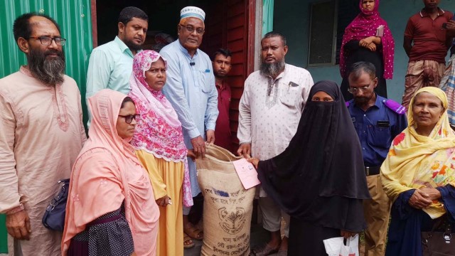 শেরপুরে শাহ বন্দেগী ইউনিয়নের উদ্যোগে বিনামূল্যে দুই শতাধিক পরিবারের মাঝে চাল বিতরণ