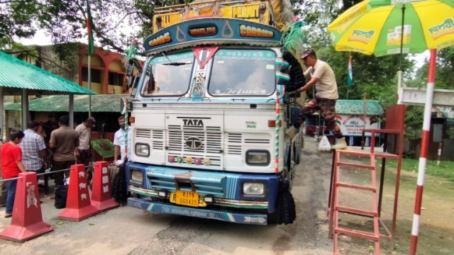 হিলি স্থলবন্দরে আমদানি-রপ্তানি শুরু  