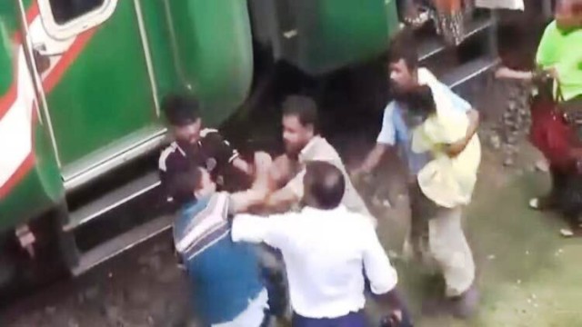 যাত্রীর বিরোধ থামাতে গিয়ে মারধরের শিকার স্টেশনমাস্টার