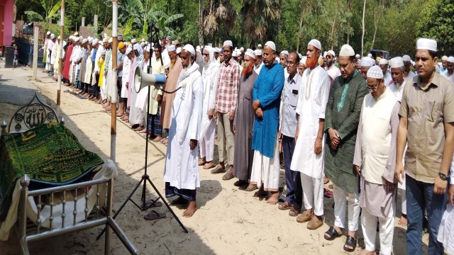 কাহালুর জাতীয় স্বর্ণ ও রৌপ্য পদক প্রাপ্ত বিশিষ্ট মৎস্যচাষী  আলহাজ্ব শফিকুল ইসলামের মাতার নামাজে জানাযা সস্পন্ন