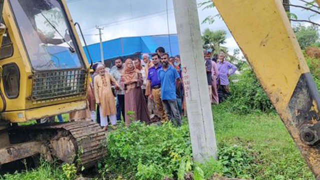 কাহালুর মুরইলের ৮টি গ্রামের মাঠের পানি  নিস্কাশনের ব্যবস্থা করে দিলেন ইউএনও