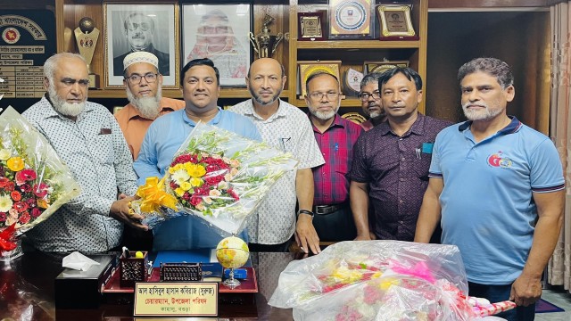  নব-নির্বাচিত উপজেলা চেয়ারম্যন সুরুজকে ফুলের তোড়া দিয়ে শুভেচ্ছা জানালেন কাহালু সরকারি কলেজের ভারপ্রাপ্ত অধ্যক্ষ 