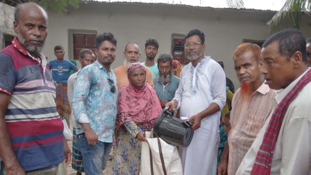 কাহালুর মালঞ্চা ইউনিয়নে ভিজিএফ এর চাল বিতরণ